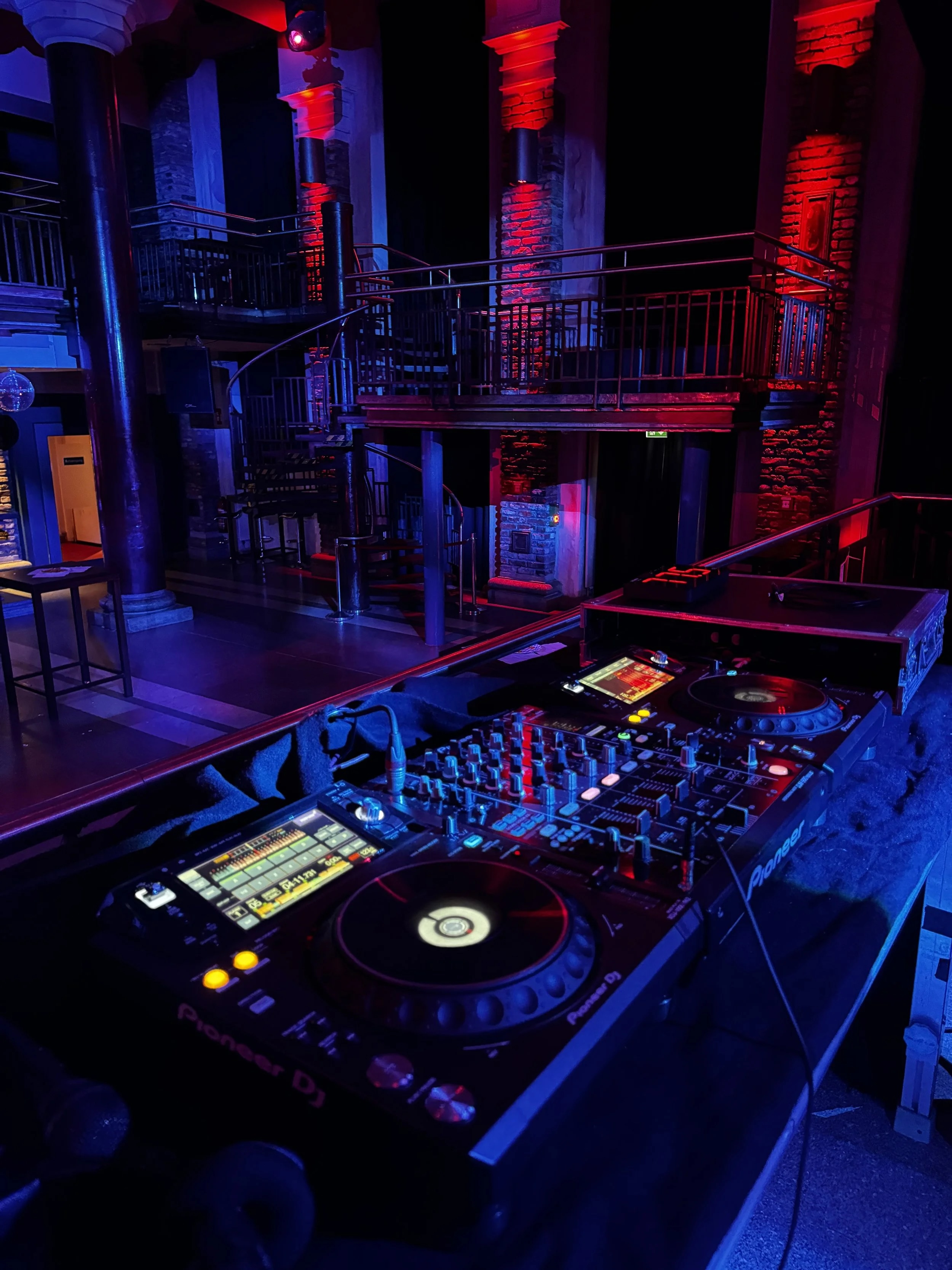 Club-DJ Wuppertal – Pioneer XDJ Equipment in Club mit Brickwänden