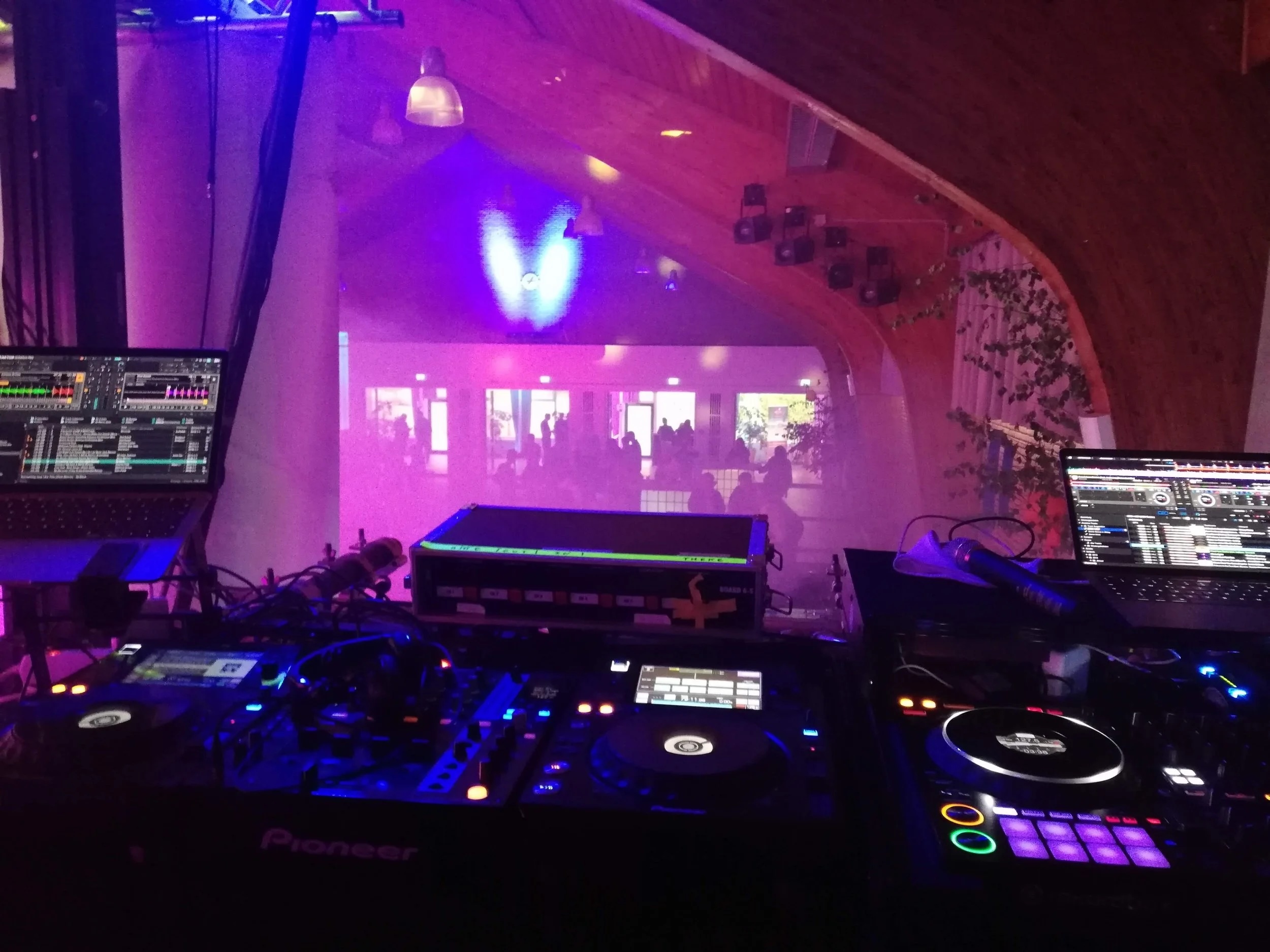 Event-DJ Wuppertal – DJ an Pioneer-Equipment, Tanzfläche mit buntem Licht