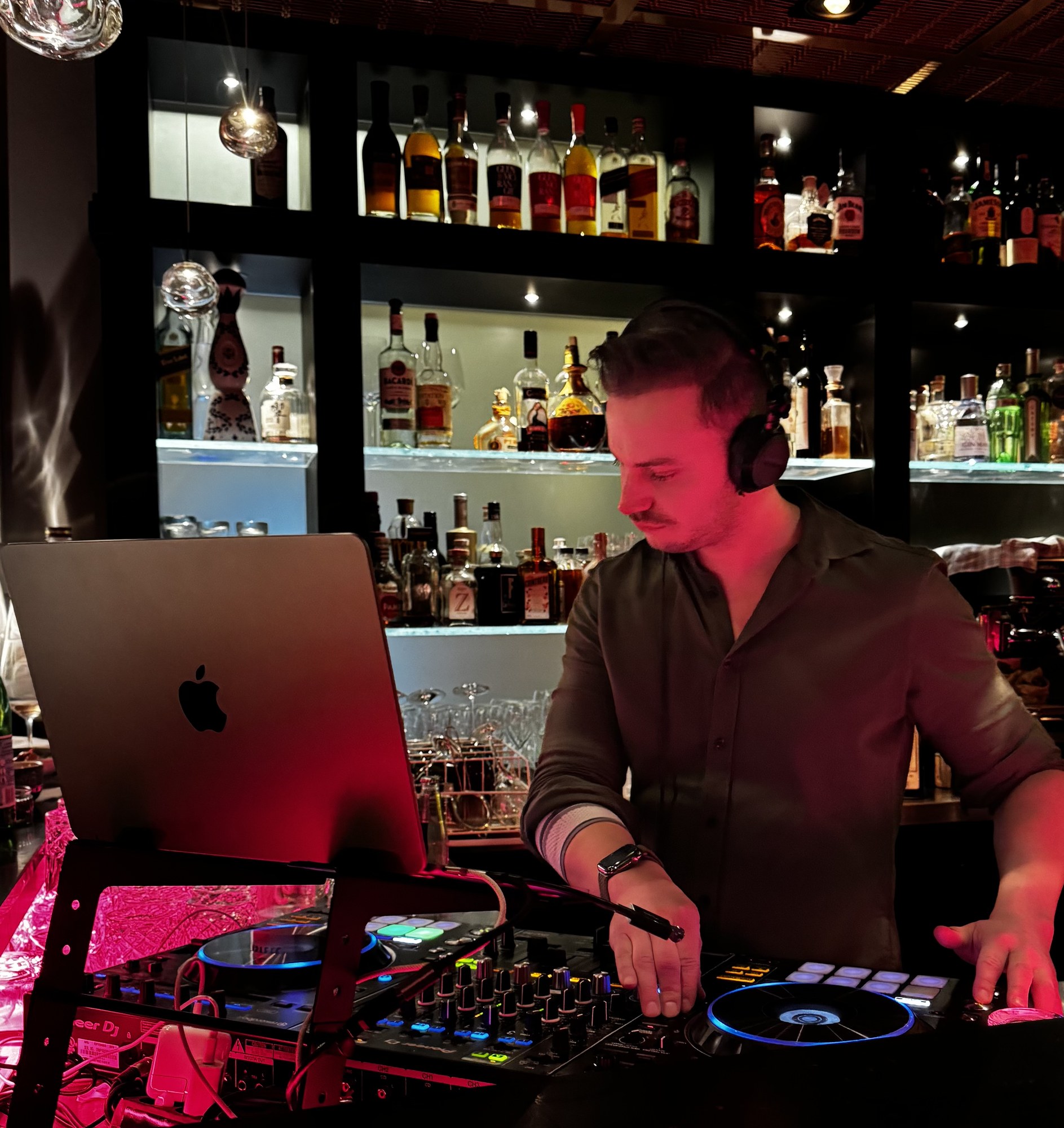 DJ Janis Hopfer beim Auflegen – DJ in Wuppertal mit Headsets und Pioneer Equipment