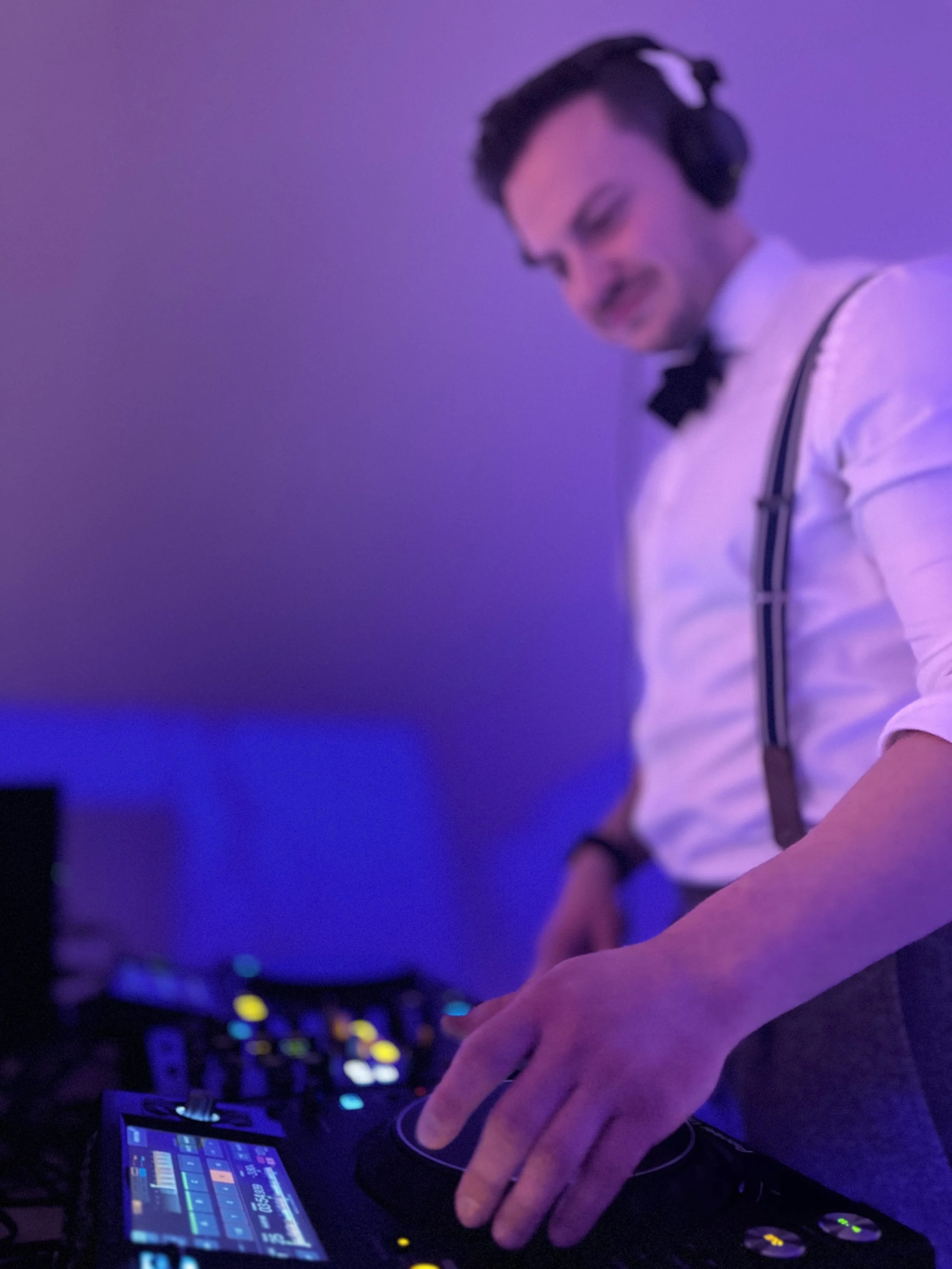DJ Janis Hopfer beim Auflegen