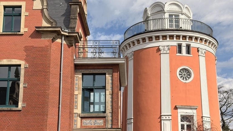 Villa Waldfrieden mit historischem Turm – Hochzeitslocation im Skulpturenpark Wuppertal