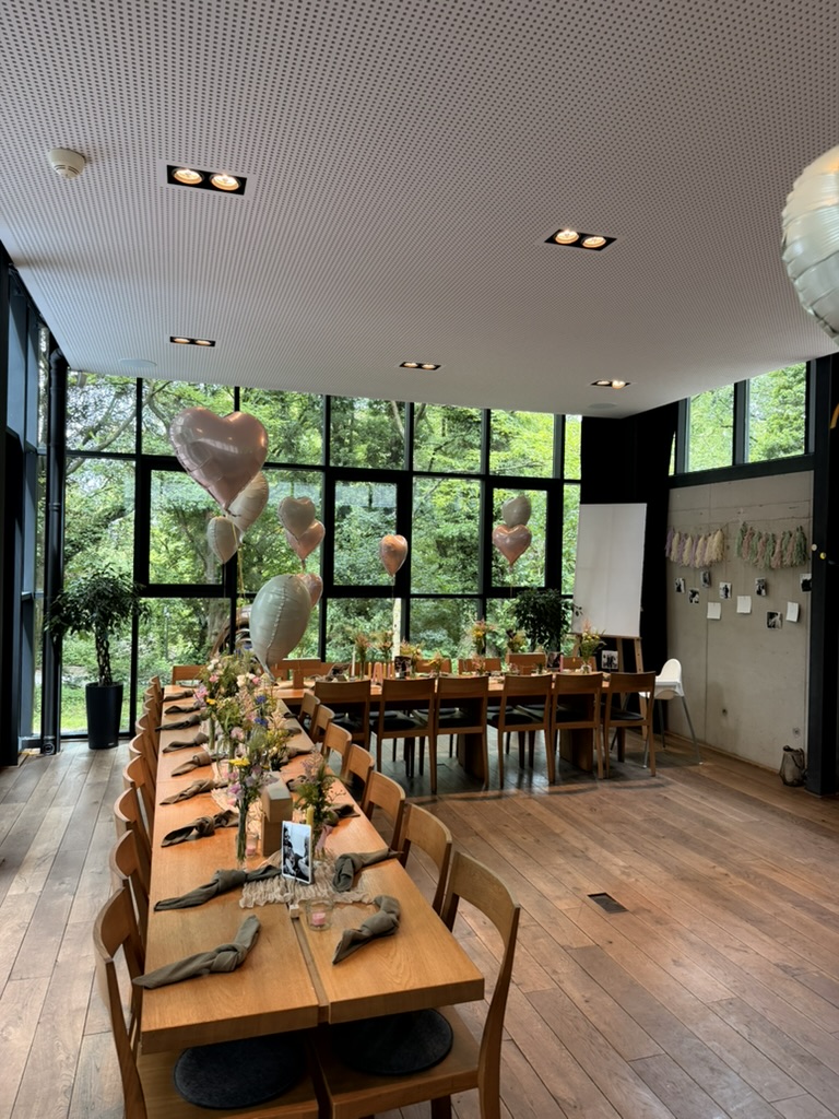 Café Podest im Skulpturenpark Wuppertal – moderner Saal mit Panoramafenstern und festlich gedeckten Tischen