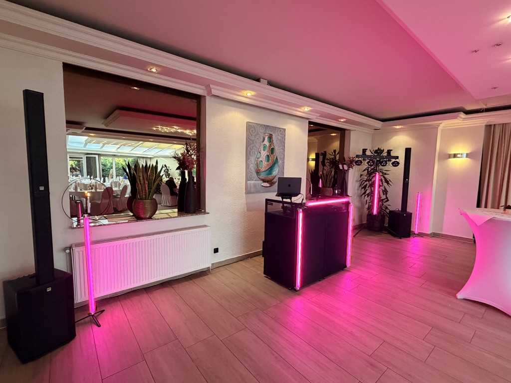 DJ-Setup mit pinken LED-Tubes in der Essenz Wuppertal – professionelle Lichtanlage für Hochzeiten